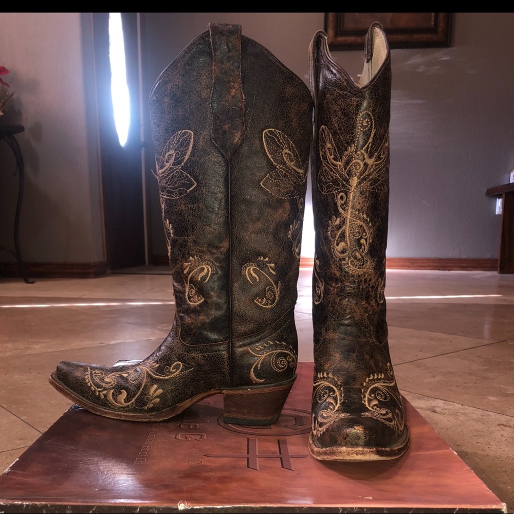 Color: Distressed Brown 
Size: 6W
Cavender’s